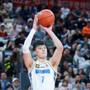 即嗨体育-CBA丨许利民：曾凡博争取下场复出，赵睿腰伤不算严重